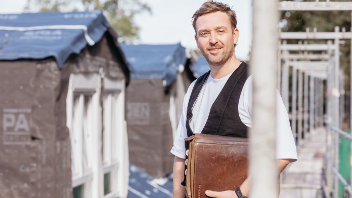 Felix Gutsche mit einem Notizheft 