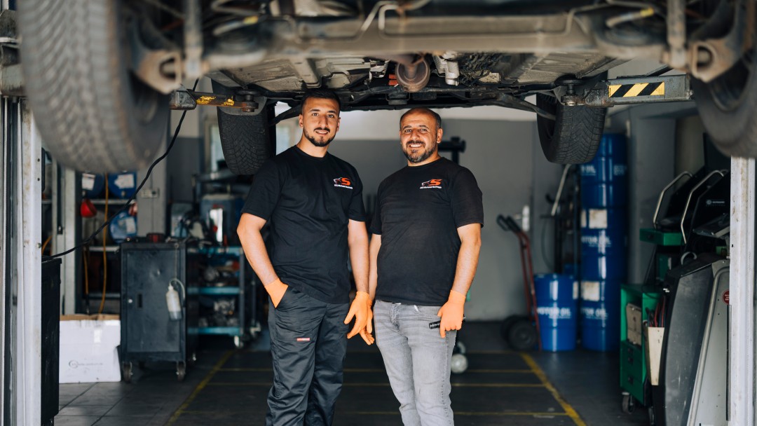Sheikh Osama Salem mit seinem Bruder in der Werkstatt