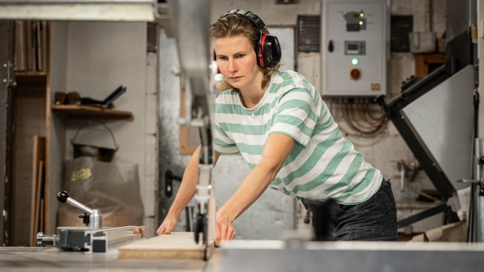 Britta Kersten in ihrer Tischlerwerkstatt
