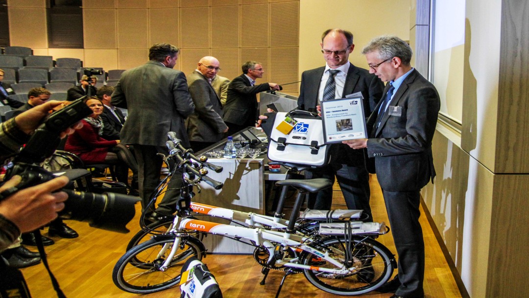 Der hessische Verkehrsminister Tarek Al-Wazir und Lorenz Szyperski, KfW-Nachhaltigkeitsmanagement, bei der Preisverleihung des "bike + business"-Award 2014 am 15. Mai 2014 in Hanau.