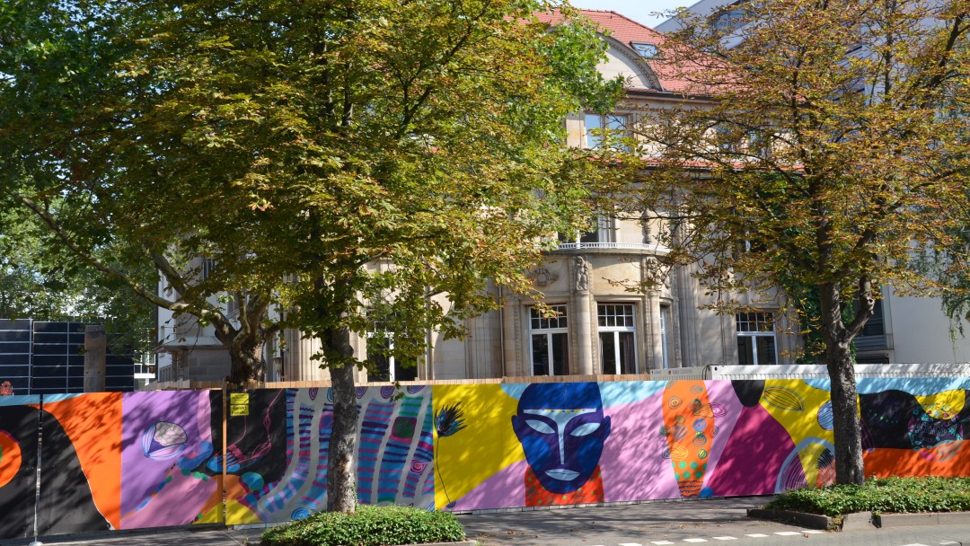 Am künftigen Standort der KfW Stiftung an der Bockenheimer Landstraße 102-104 in Frankfurt ist eine spektakuläre Graffiti-Malerei des aus Curitiba/Brasilien stammenden Rimon Guimarães zu sehen.