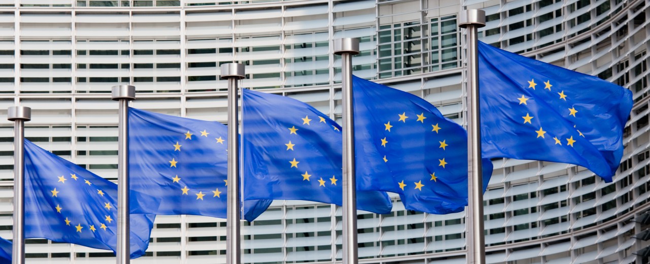 Europaflaggen vor EU-Kommission