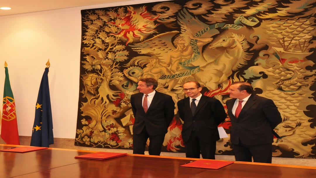 Source:Governo de Portugal - f..l.: Dr Ulrich Schröder (CEO of KfW Group), Manuel Luis Rodrigues (State Secretary of Finance) and Leonardo Mathias (State Secretary of Economics )
