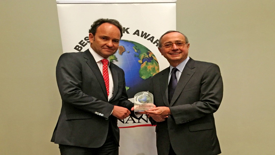 Dr. Lutz-Christian Funke, Leiter des Bereichs Vorstandsstab/Kommunikation, bei der offiziellen Preisübergabe des Awards am 10. Oktober 2015 in Lima (Peru)