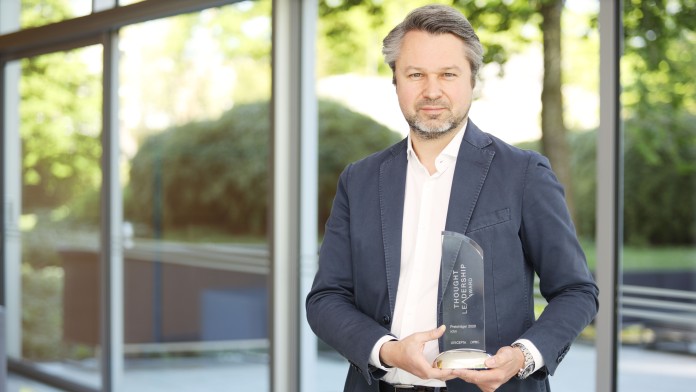 Dr. Michael Helbig, Leiter der Abteilung Kommunikation und Pressesprecher der KfW, mit dem "Thought Leadership Award"