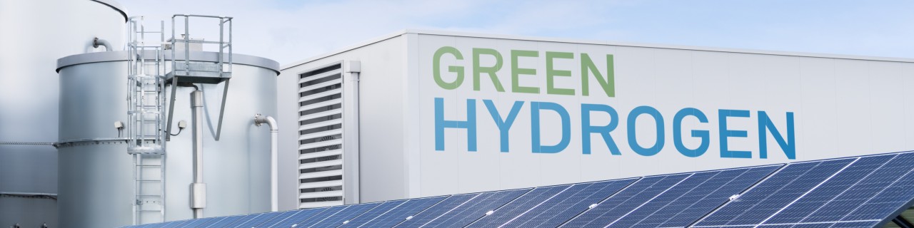 Wasserstofftanks mit eine Photovoltaikanlage im Vordergrund
