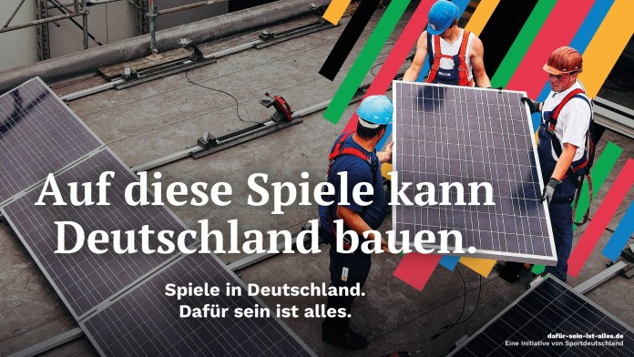 Monteure heben ein Solarpanel an. Daneben ist eine Headline aufgeführt: Auf diese Spiele kann Deutschland bauen.