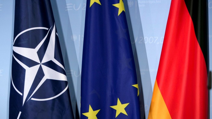 Flaggen NATO, Europäische Union und Deutschland