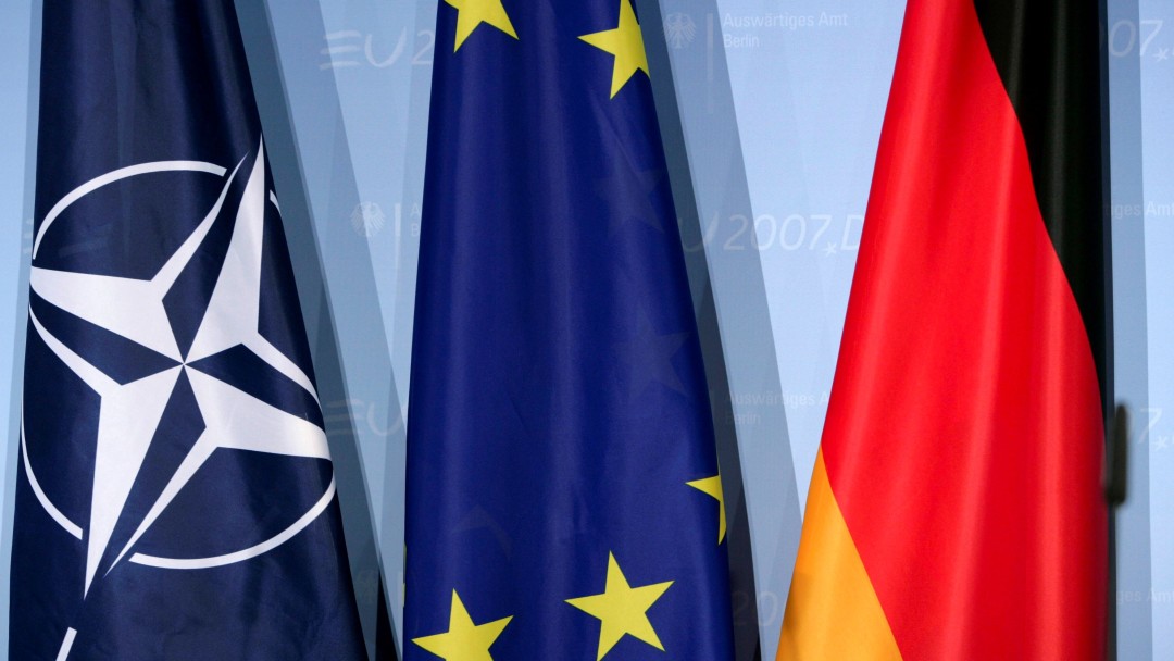 Flaggen NATO, Europäische Union und Deutschland