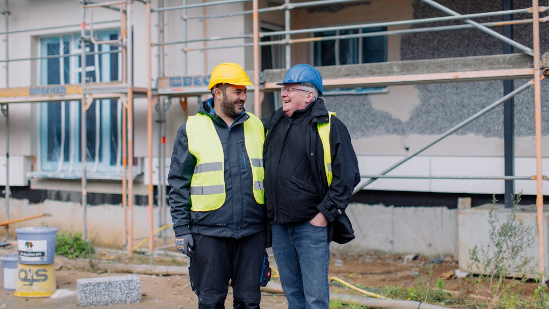 Uwe Mertin und Adnan Alabdullah auf der Baustelle