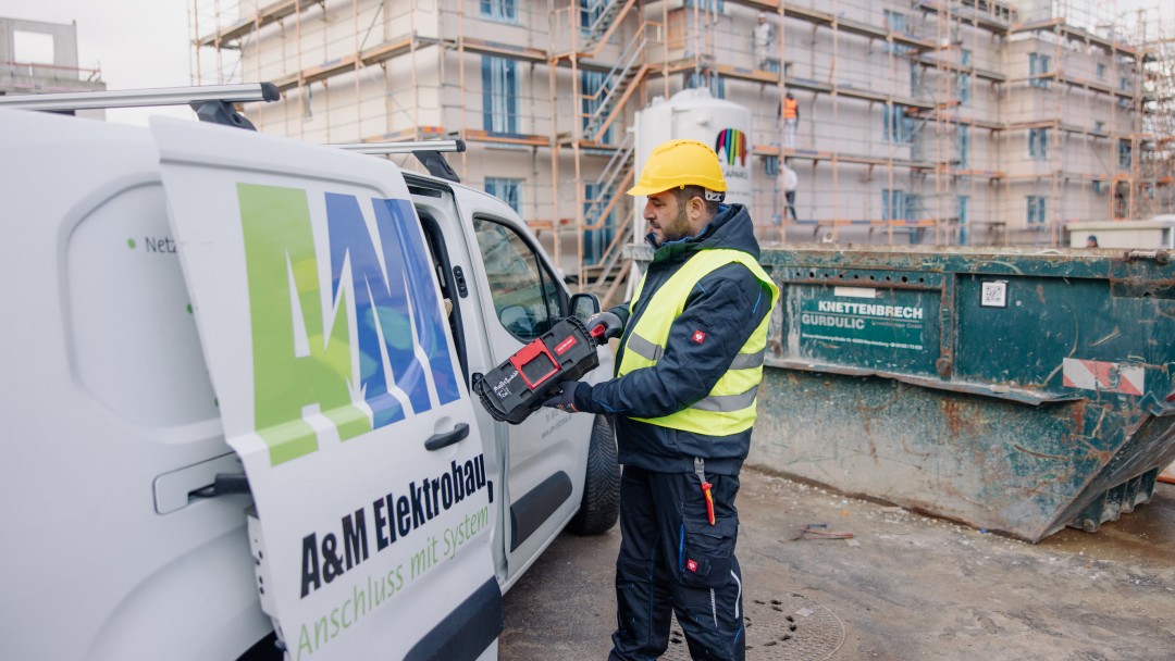 Adnan Alabdullah entlädt Werkezug aus seinem Fahrzeug.