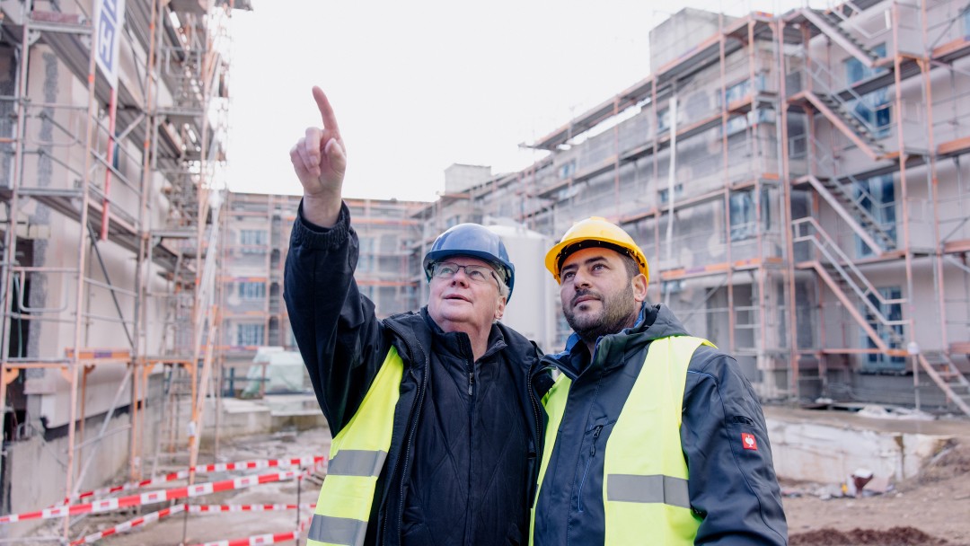 Uwe Mertin und Adnan Alabdullah auf der Baustelle.