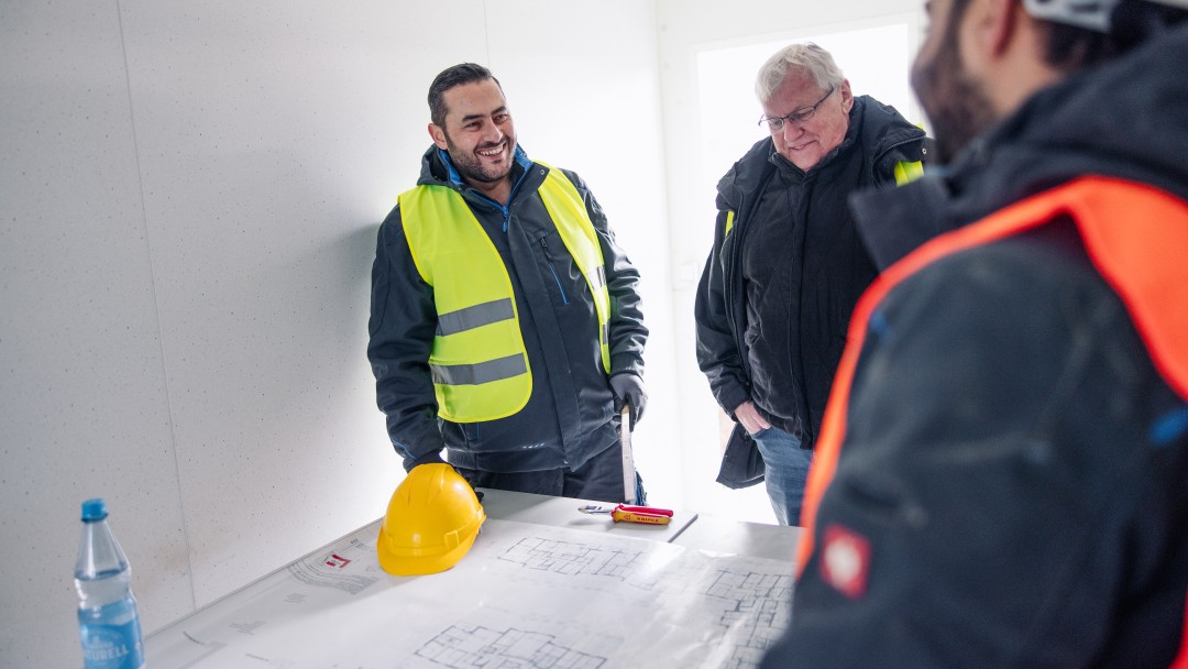 Adnan Alabdullah und sein Team auf der Baustelle