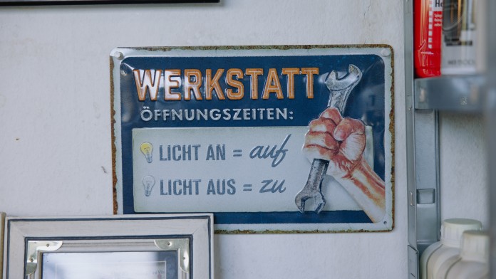 Reklameschild in der Werkstatt