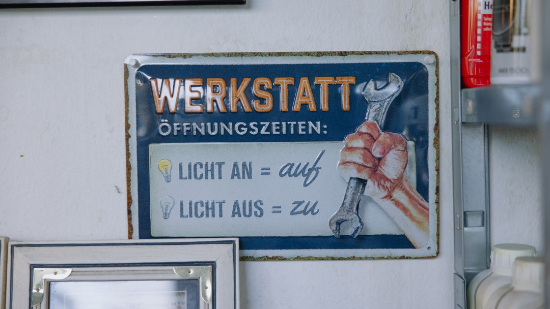 Reklameschild in der Werkstatt