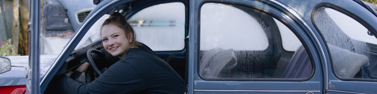 Mathilda Magerl in einer Citroen Ente