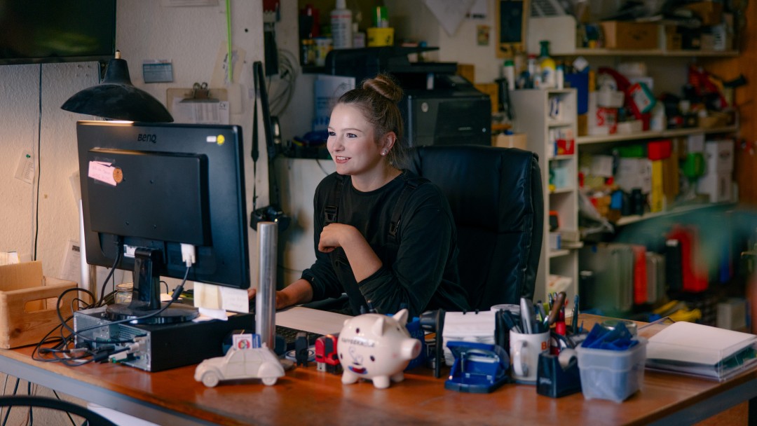 Mathilda Magerl vor ihrer Werkstatt