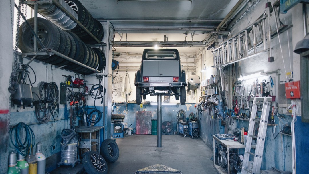 Werkstatt mit Hebebühne inklusive Ente
