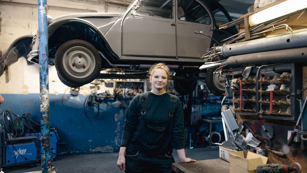 Mathilda Magerl in der Werkstatt