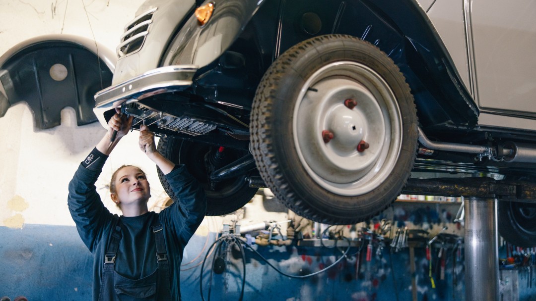 Mathilda Magerl arbeitet an einer Citroen Ente