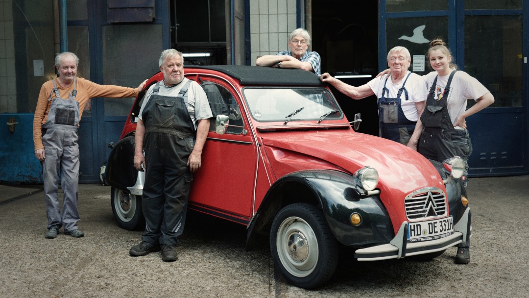Das Team von Kfz Magerl vor der Werkstatt in Schriesheim