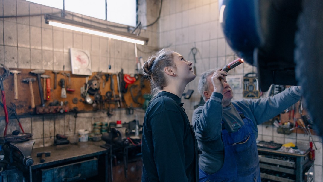 Mathilda Magerl und Manfred Waldmann in der Werkstatt