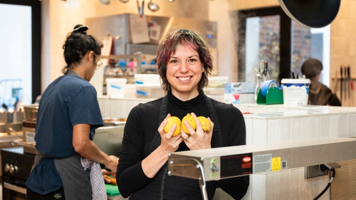 Gründerin Monica Kisic in der Küche von Roots Radicals