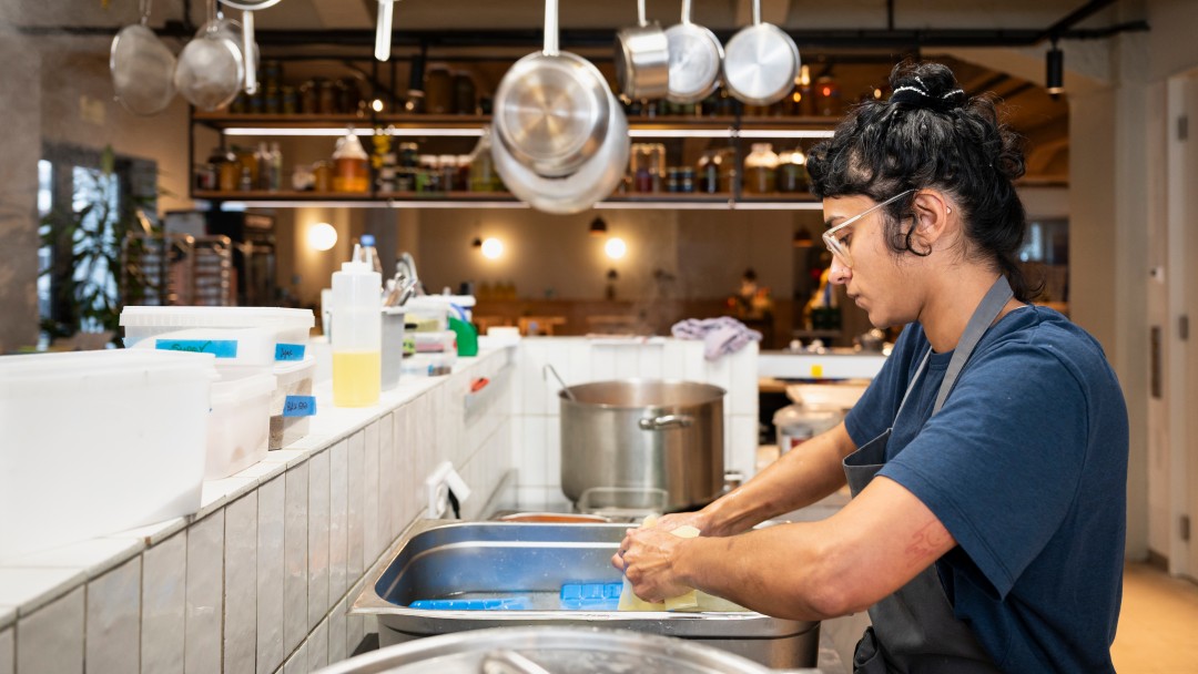 Mitarbeiterin von Radical Roots in der Küche