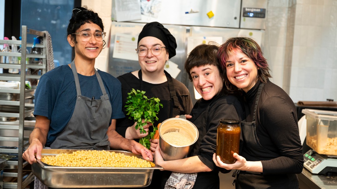 Das Team von Radical Roots in der Küche