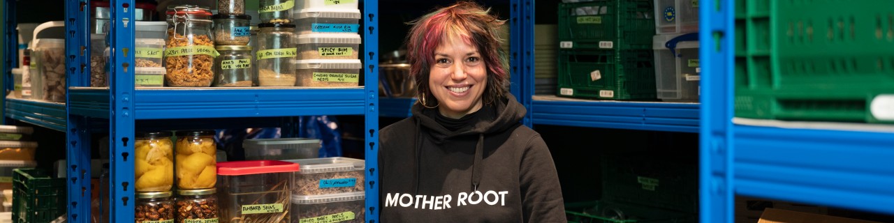 Monica Kisic in einem Lager