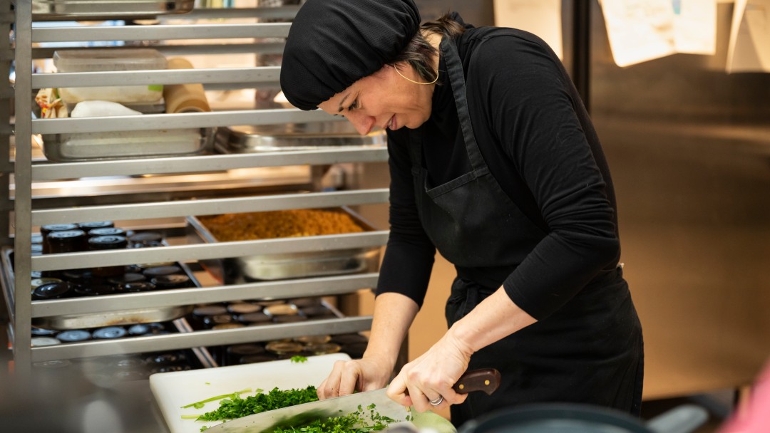 Gründerin Monica Kisic in der Küche von Roots Radicals