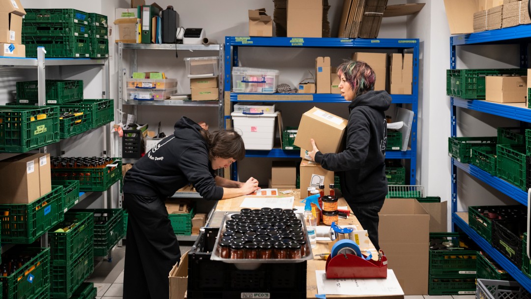 Cayetana Melero und Gründerin Monica Kisic im Versandlager von Roots Radicals