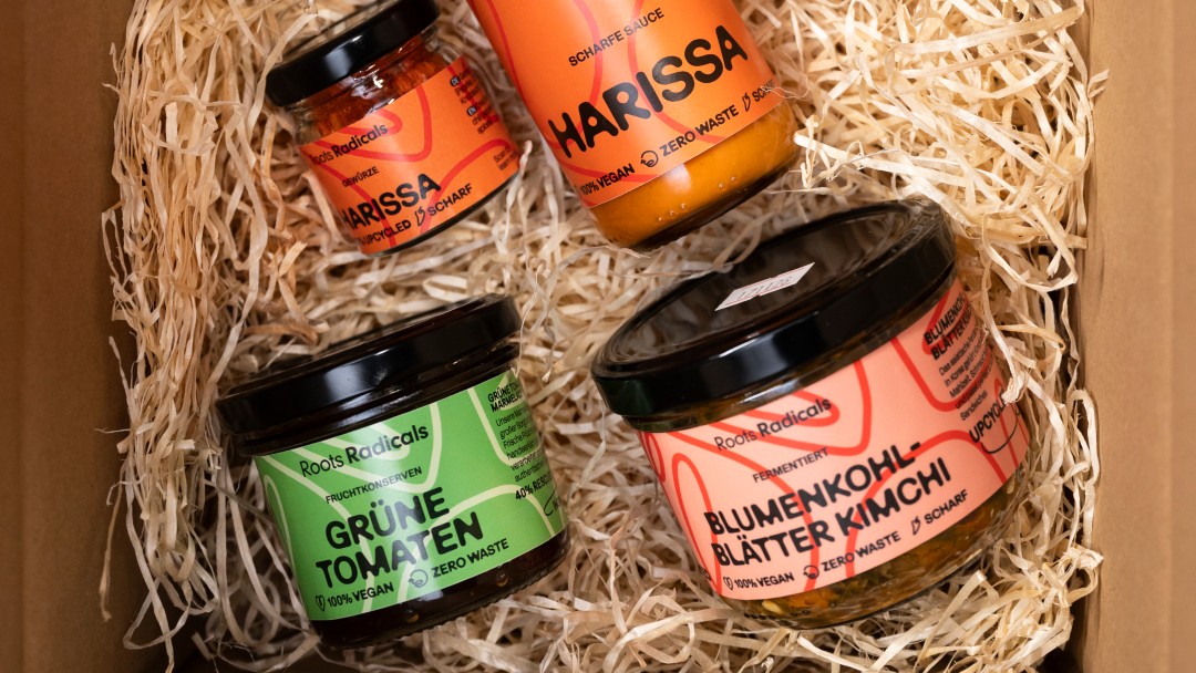 Produkte während der Verpackkung im Versandlager von Radical Roots