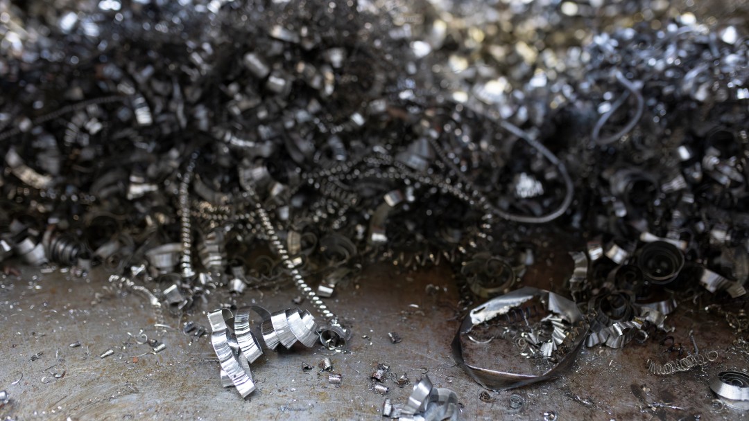 Metallspähne nach der Arbeit an einer Drehmaschine