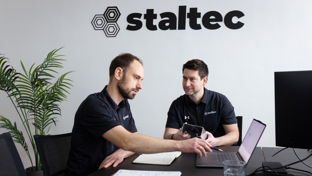 Die staltec Gründer Dennis Bollien und Micha Umfahrer in ihrem Büro in Meerbusch