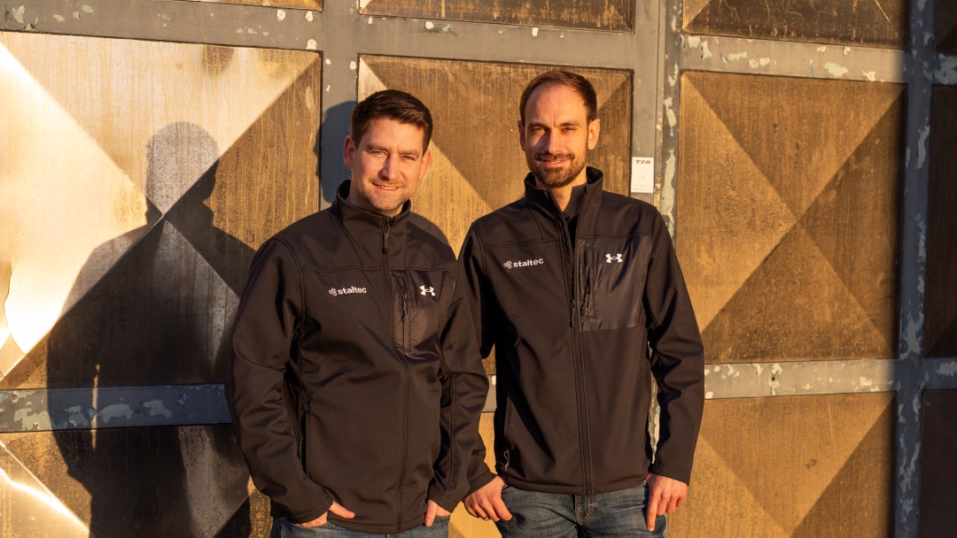 Staltec Gründer Dennis Bollien und Micha Umfahrer zusammen auf einem Werksgelände
