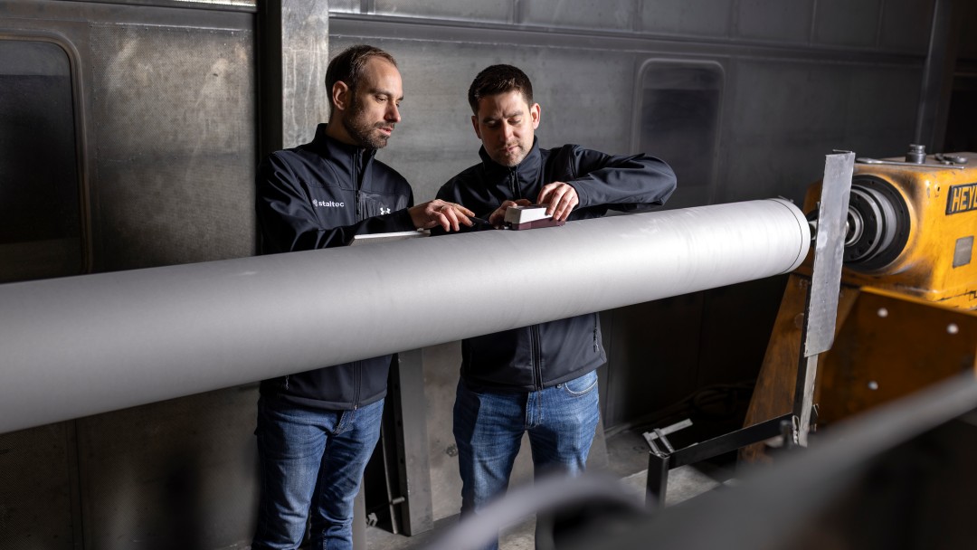 Staltec Gründer Micha Umfahrer und Dennis Bollien begutachten eine Walze nach der mechanischen Bearbeitung