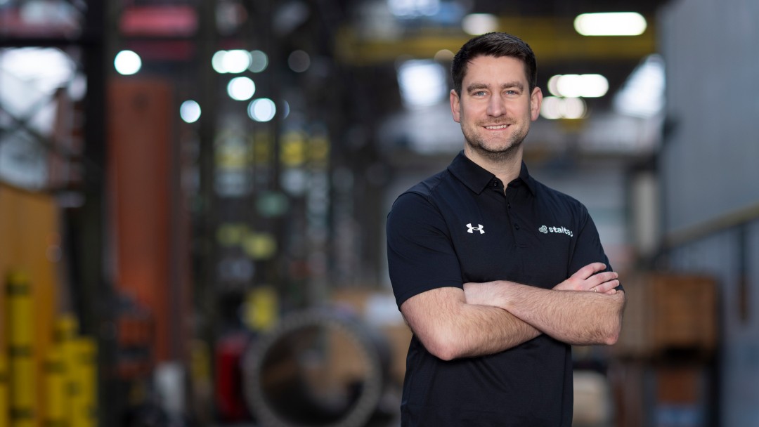 Staltec Geschäftsführer Dennis Bollien in einer Partnerwerkstatt 