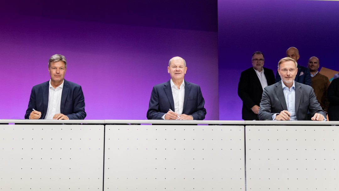 Bundeswirtschaftsminister Robert Habeck, Bundeskanzler Olaf Scholz u. der damalige Bundesfinanzminister Christian Lindner bei der Unterzeichnung der WIN-Initiative
