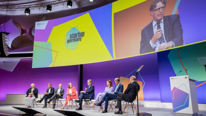 Ulrike Hinrichs (BVK), Robert Habeck (BMin BMWK), Christian Lindner (BMin BMF), Angela Wefers (Börsenzeitung), Stefan Wintels (KfW), Verena Pausder (Startup-Verband), Christian Sewing (Deutsche Bank) u. Oliver Bäte (Allianz)