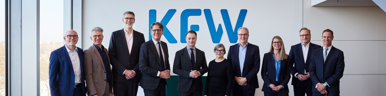 Gruppenfoto nach der Unterzeichung zur Charta der Demokratie mit KfW CEO Sefan Wintels und CEOs/ GF von 8 Unternehmen