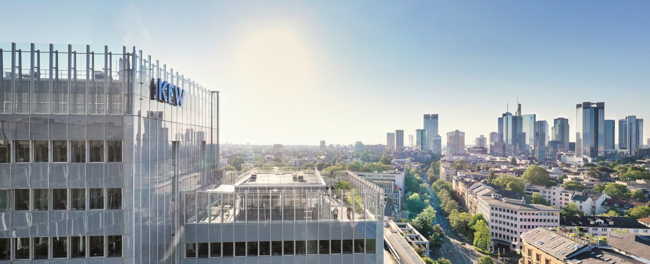 Drohnenaufnahme des KfW Standorts in Frankfurt. Im Hintergrund die Skyline.