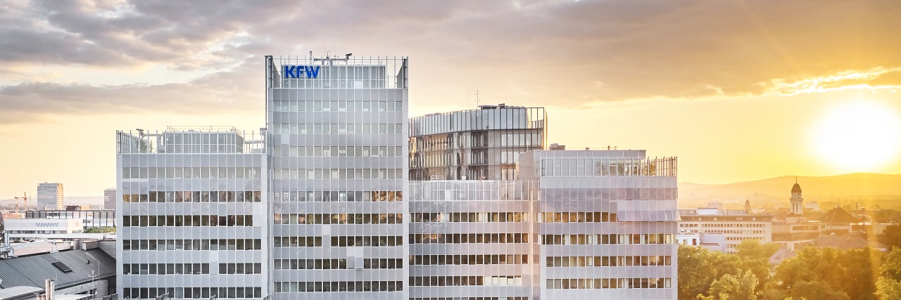 Aerial view of the KfW site in Frankfurt. The east arcade and the main building in the centre. Sunset on the right.
