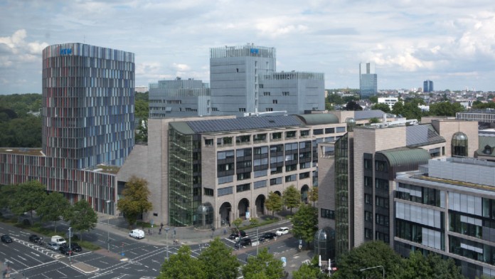 Luftaufnahme des Frankfurter KfW-Gebäudekomplexes bei Tag. 