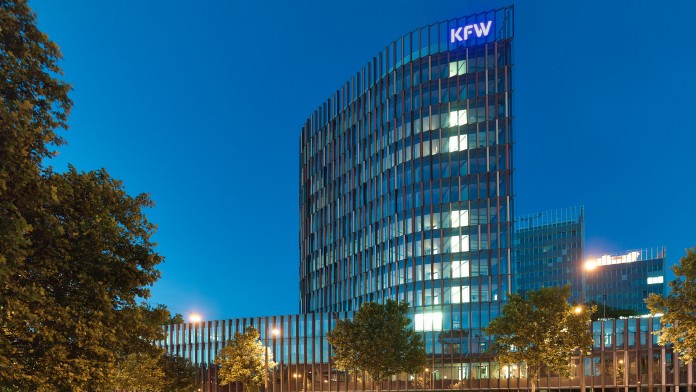 Abendaufnahme des IPEX Hochhauses der KfW Frankfurt mit Logo. 