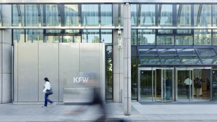Außenaufnahme von Eingang und Logo der Frankfurter KfW-Nordarkade.