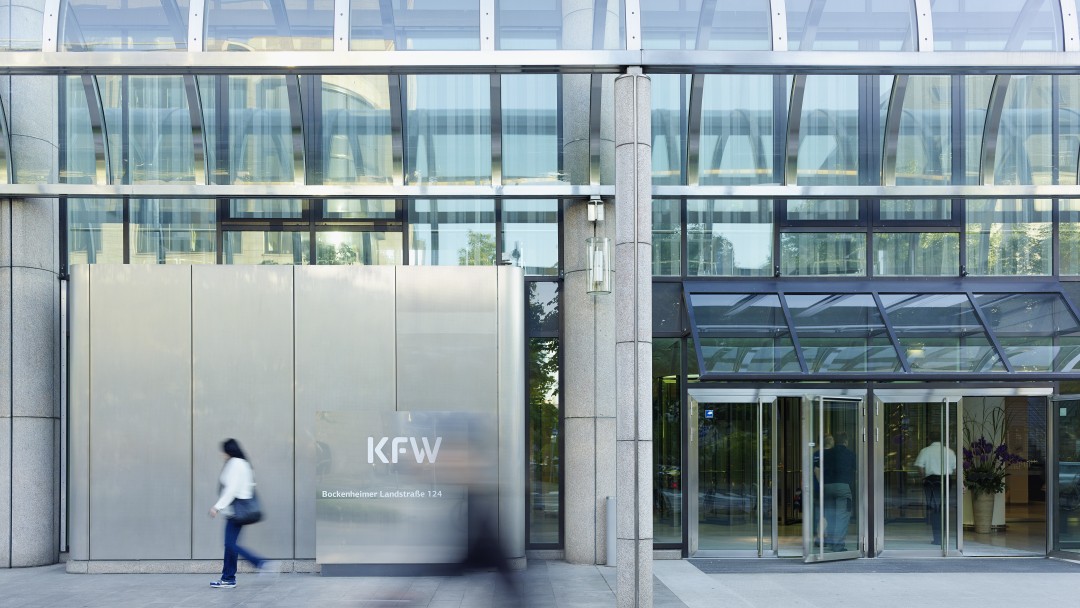 KfW-Zentrale Frankfurt, Außenaufnahme, Eingang Nordarkade
