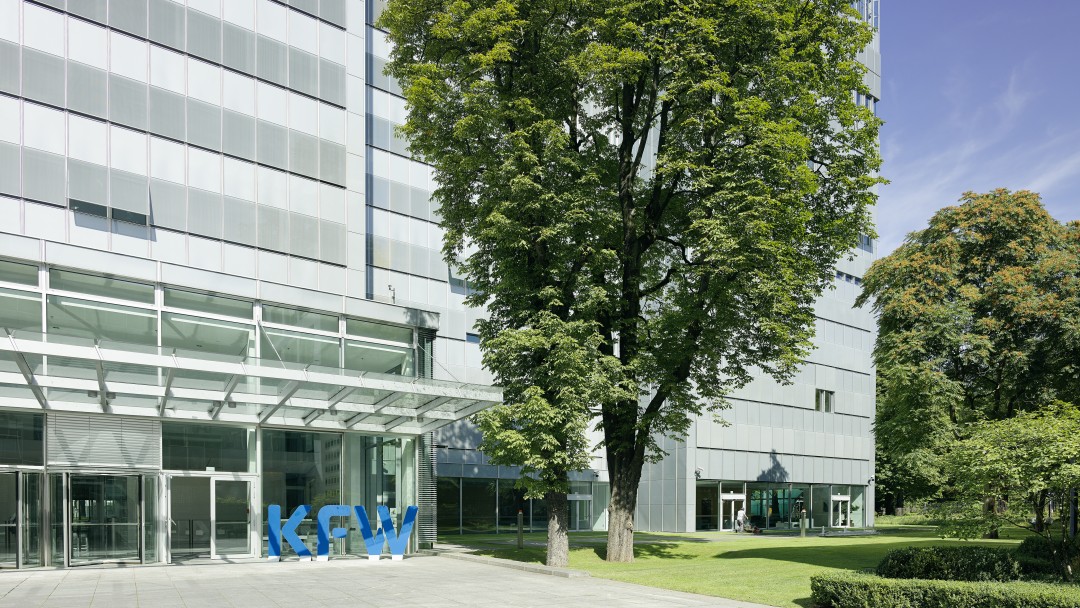 KfW-Zentrale Frankfurt, Außenaufnahme, Eingang Haupthaus mit KfW-Logo