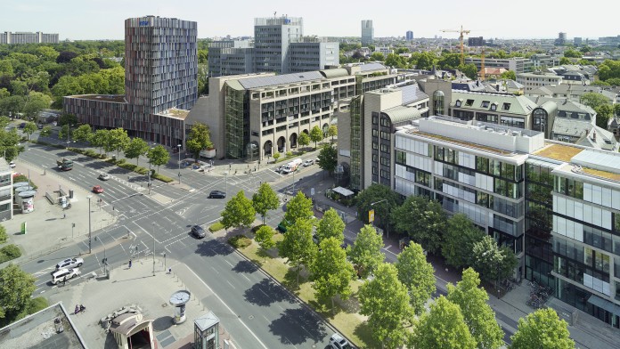 Luftaufnahme der Frankfurter KfW-Zentrale, die an einer begrünten Straßenkreuzung liegt.