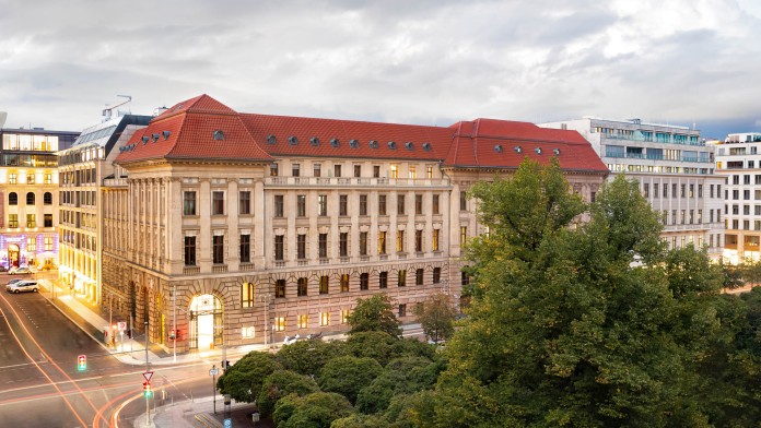 Erhöhter Blick auf das Gebäude der KfW in Berlin in Dämmerung